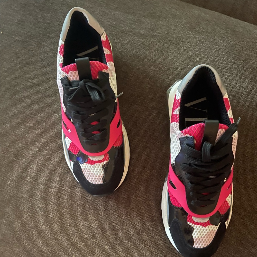 They only have this little scratch, they have been worn twice, they are actually